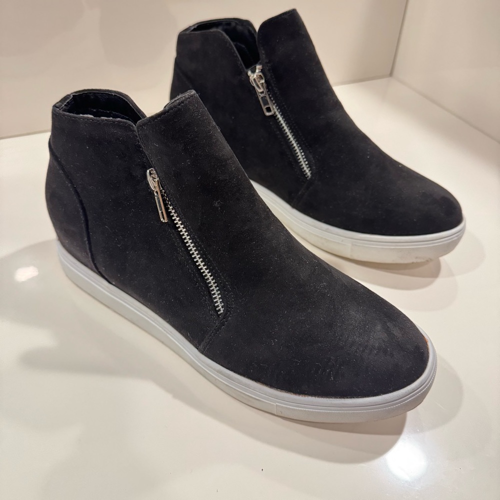 Cushionaire Hart Hidden Wedge Black Sneaker
